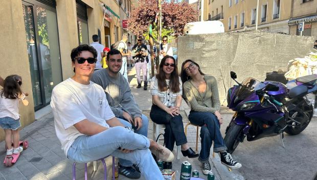 Varios jóvenes hacen botellón en la calle de Donoso Cortés durante el apagón