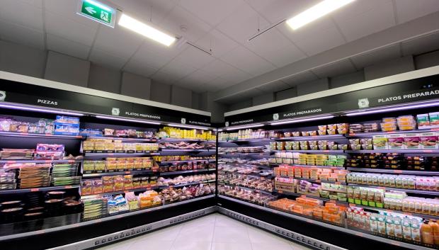 Neveras con platos preparados en un supermercado de Madrid