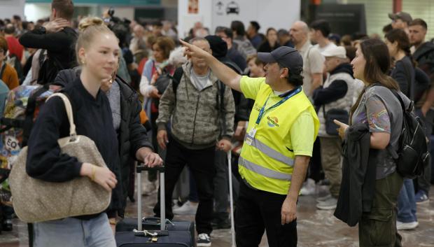 Usuarios y trabajadores de Adif en la Estación de Sants de Barcelona este martes