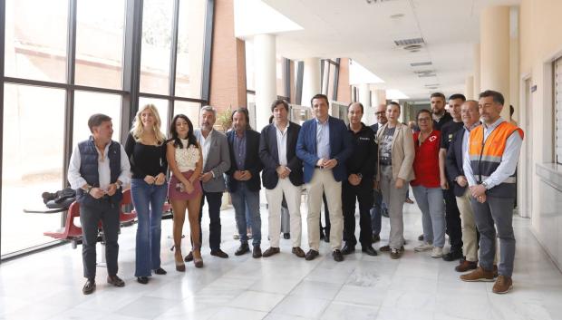 El alcalde, José María Bellido, con miembros de su equipo y técnicos, en la Jefatura de la Policía Local de Córdoba
