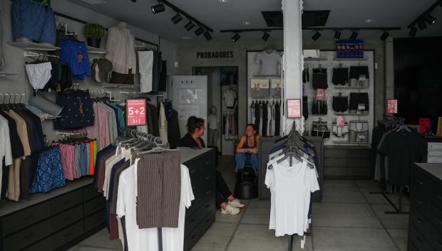 Dos dependientas en un establecimiento sin luz durante el apagón de red eléctrica