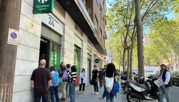 Cola para entrar en un supermercado de Madrid, una vez que se produjo el apagón