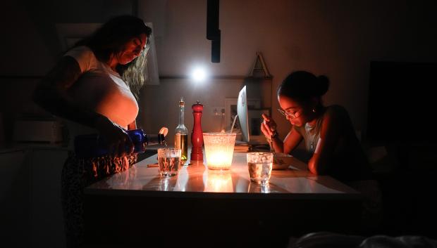 GRAFCAT7654. EL MASNOU (BARCELONA), 29/04/2025.- Una familia prepara la cena con ayuda de una vela la pasada noche en la localidad de El Masnou (Barcelona) durante el corte de suministro eléctrico que ha afectado a España y que ha dejado sin servicio el metro y el tranvía de Barcelona y todas las líneas de ferrocarril, y sin red de teléfonos móviles ni internet. EFE/Enric Fontcuberta