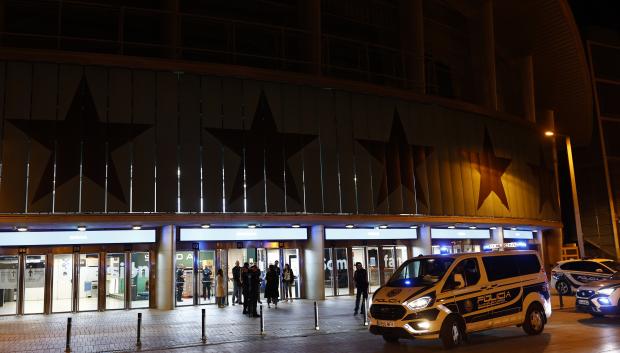 Exteriores del Movistar Arena donde un centenar de pasajeros pasaron la noche de este lunes