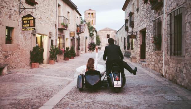 Calle de Pedraza, y al fondo el castillo donde se celebró la boda
