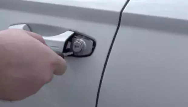 Con este bombín se abre la puerta del coche