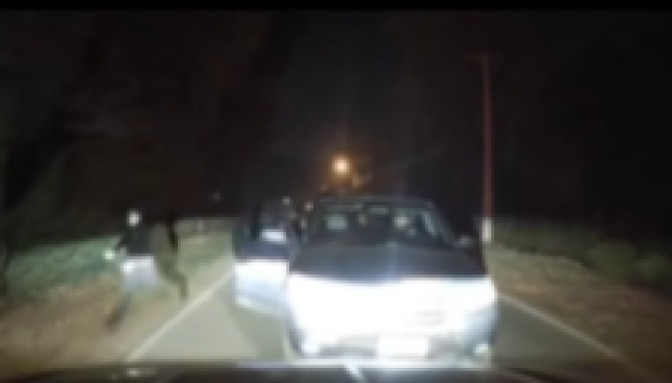 Los ladrones tratan de bloquear el paso con un coche