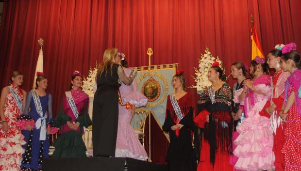 La hermana mayor felicita a la nueva romera mayor