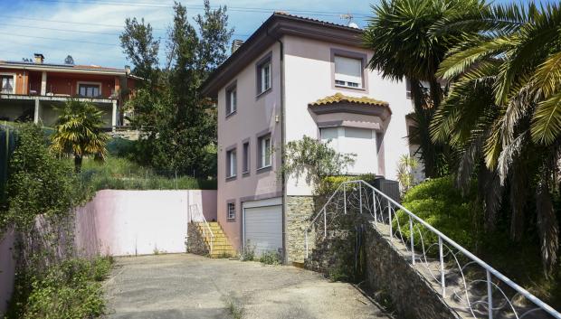 Así era la 'casa de los horrores' donde vivían los tres niños encerrados en  Oviedo: cunas, basura y pañales