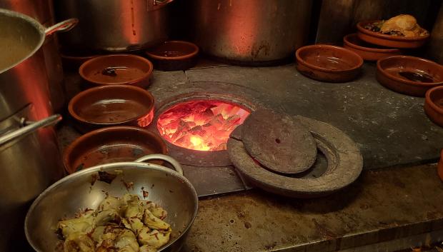 Brasas en la cocina del restaurante más antiguo del mundo