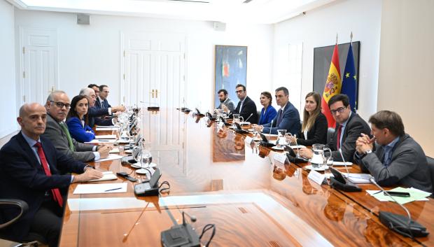 Pedro Sánchez, en una reunión el martes con Red Eléctrica y los operadores privados