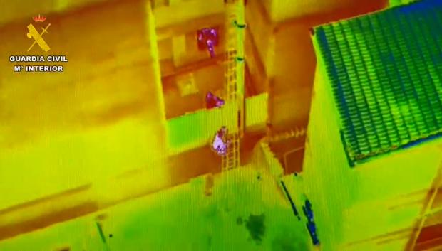 Imagen infrarroja de la huida de un hombre por tejados