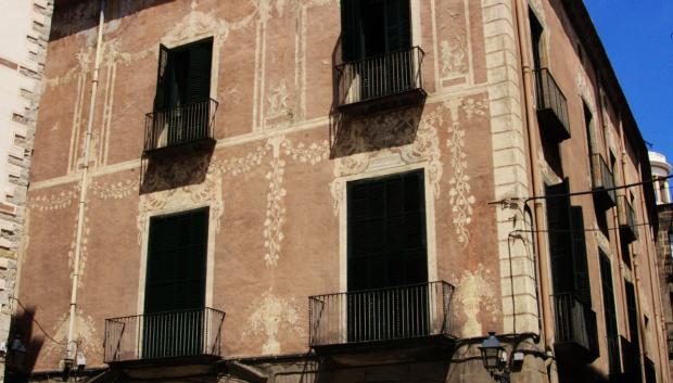 Fachada del palacio Moxó, en Barcelona, decorado con esgrafiado