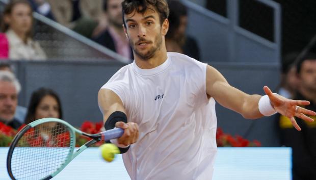 El tenista italiano Lorenzo Musetti ante el británico Jack Draper, durante el partido de semifinales del Mutua Madrid Open