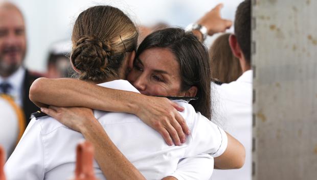 Doña Letizia abraza a su hija Doña Leonor, a su llegada a Panamá