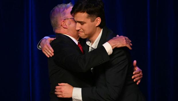 Anthony Albanese abraza a su hijo, Nathan