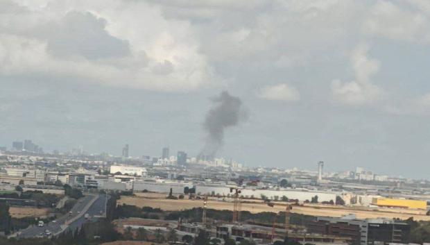 Una columna de humo es visible en Tel Aviv tras la explosión