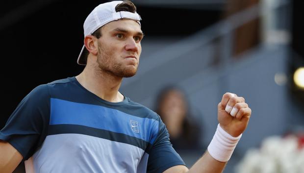 El tenista británico Jack Draper ante el noruego Casper Ruud, durante la final del Mutua Madrid Open de tenis que disputan este domingo en la Caja Mágica, en Madrid. EFE/Chema Moya
