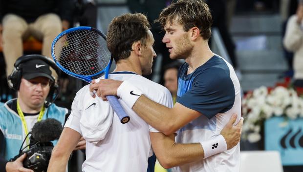 El tenista noruego Casper Ruud (i) es felicitado por el británico Jack Draper, al término de la final del Mutua Madrid Open de tenis disputada este domingo en la Caja Mágica, en Madrid. EFE/Chema Moya
