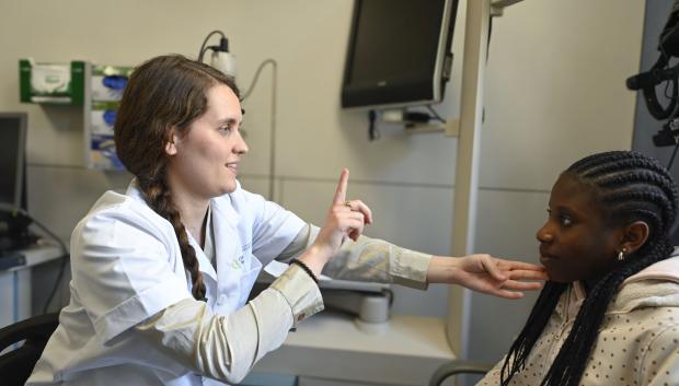 Una oftalmóloga realiza una revisión visual a una de las niñas del programa