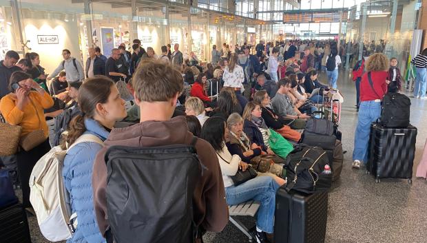 Una multitud, en la estación de Córdoba, espera la salida de sus trenes