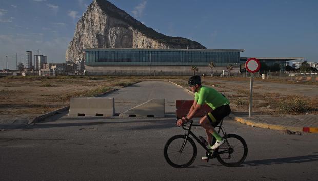 Un ciclista pasa por delante del Peñón de Gibraltar