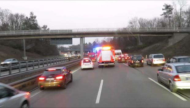 Carril de emergencia ocupado por los bomberos