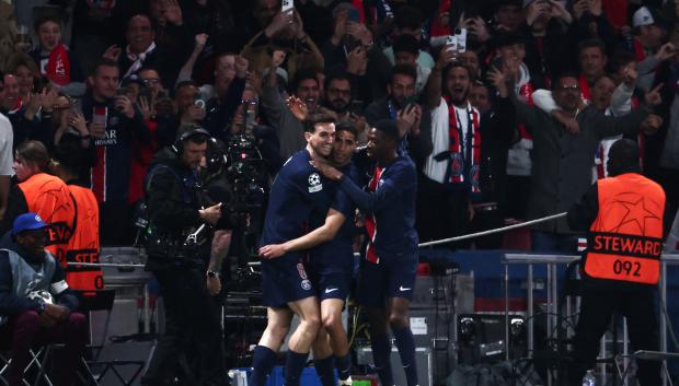 Achraf Hakimi (C) celebra con sus compañeros el 2-0