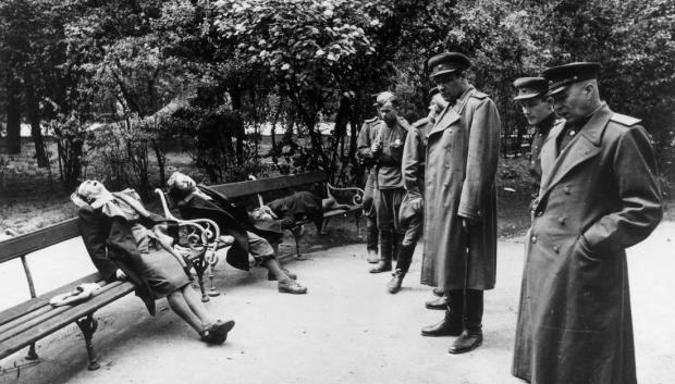 Oficiales soviéticos observan los cuerpos de tres civiles alemanes que se suicidaron en abril de 1945