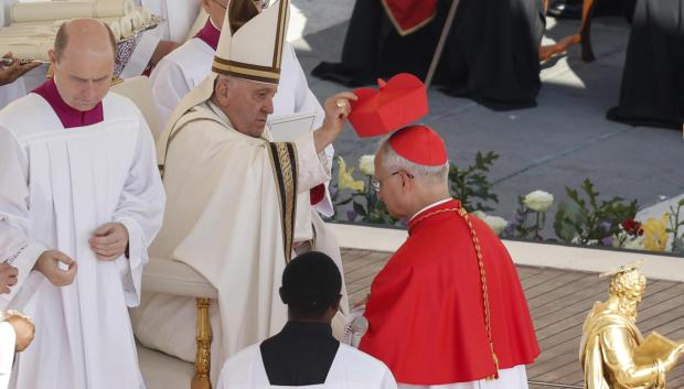 El nuevo cardenal Robert Francis Prevost recibe su birrete al ser nombrado cardenal por el Papa Francisco