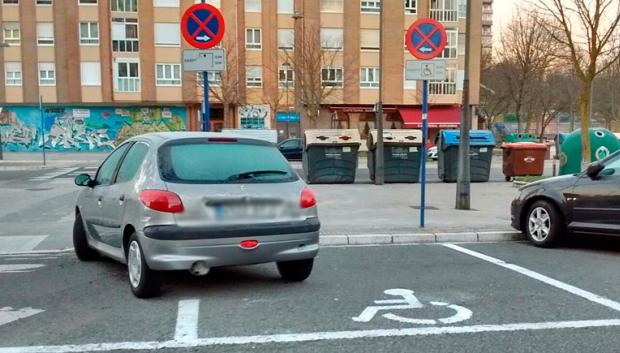 No se puede aparcar peor el coche