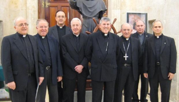 A la derecha de la imagen, Robert Prevost, hoy Papa León XIV
