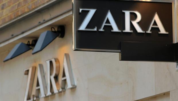 Un letrero de Zara en una tienda