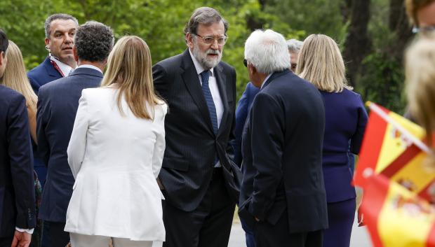 Mariano Rajoy saluda a González
