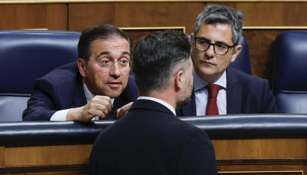 Gabriel Rufián conversando con los ministros Bolaños y Albares