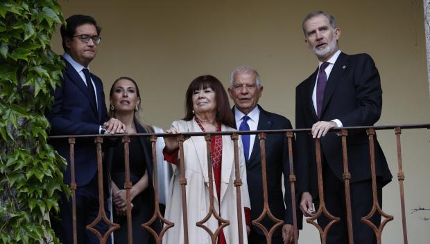 Borrell con el Rey, acompañado por Crisitina Narborna, y con María Guardiola y Oscar López en Cáceres