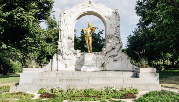 Monumento a Johann Strauss en el Stadtpark de Viena.