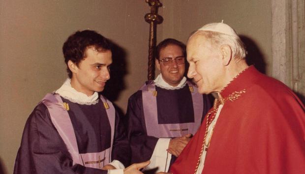 Robert Prevost saluda al Papa Juan Pablo II