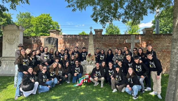 La JOSVa frente a la tumba de Salieri en Viena