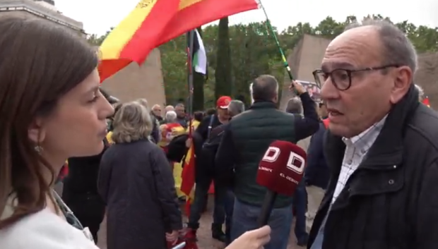 Uno de los asistentes a la manifestación responde a El Debate