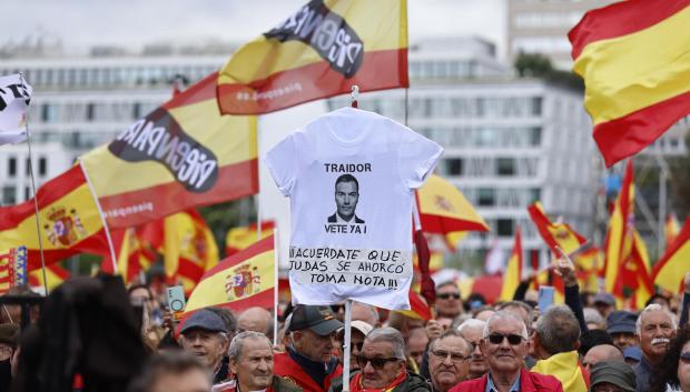 Convocada por numerosas agrupaciones de la sociedad civil, entre los intervinientes han estado Marcos de Quinto, Esperanza Aguirre, Andrea Llopart (S'ha Acabat!) o Alejo Vidal-Quadras.