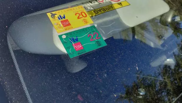 Curioso, está prohibido tener la ITV caducada con el coche parado pero no tomar drogas