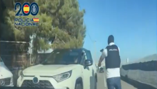 Detención de uno de los delincuentes en un Rav4