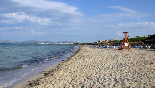 La playa balear tiene unos siete kilómetros de largo divididos en cuatro sectores.