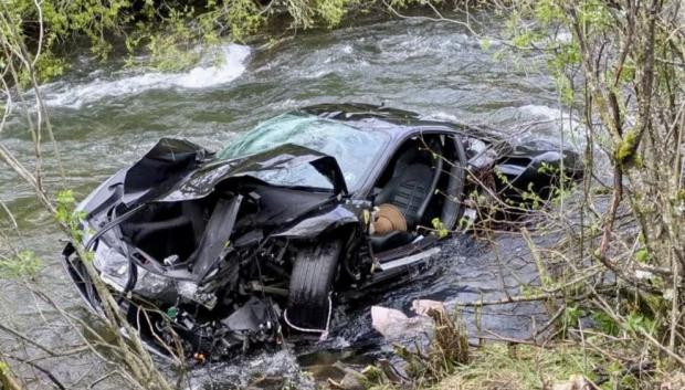 El Ferrari irreconocible, tuvieron que rescatarlo los vecinos