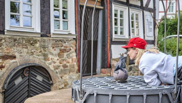 La rana de Alsfeld invita a besarla para convertirse en un príncipe.