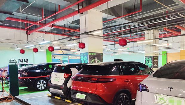 Los aparcamientos contra incendios de China cuentan con un extintor sobre cada plaza