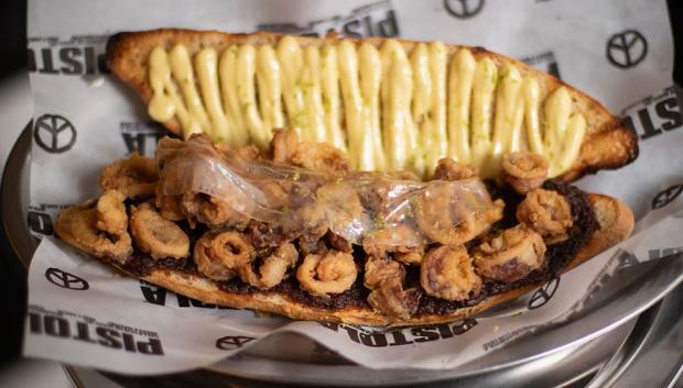 El bocata de chipirones, morcilla y alioli del bar Pistola se lleva el tercer puesto