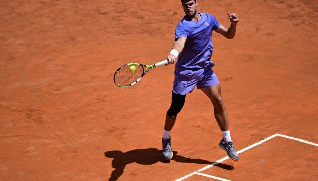 Carlos Alcaraz golpea de derecha en el duelo ante Khachanov