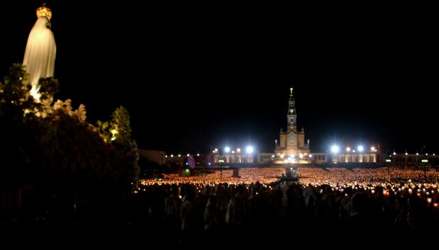 Impresionante imagen nocturna del Santuario lleno de fieles.